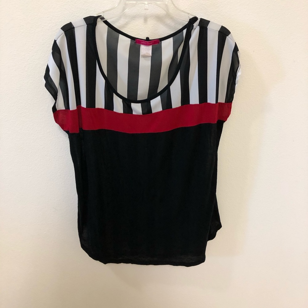1X black and white with red blouse